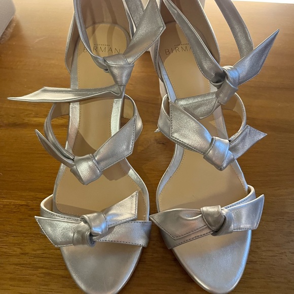 Exquisite silver sandals with 2 1/2” wedge. - Picture 3 of 5